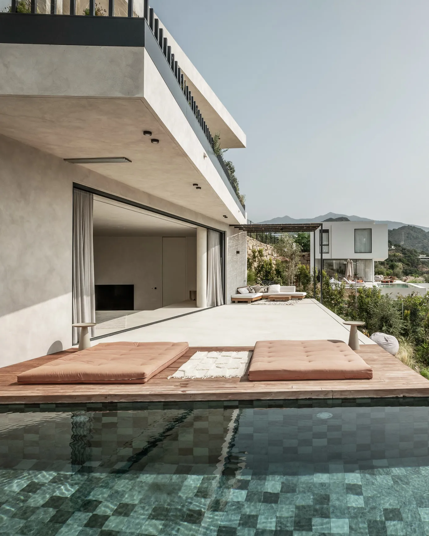 La suite principal de Casa Jaguar en voladizo sobre la piscina infinita y su terraza, Benahavís