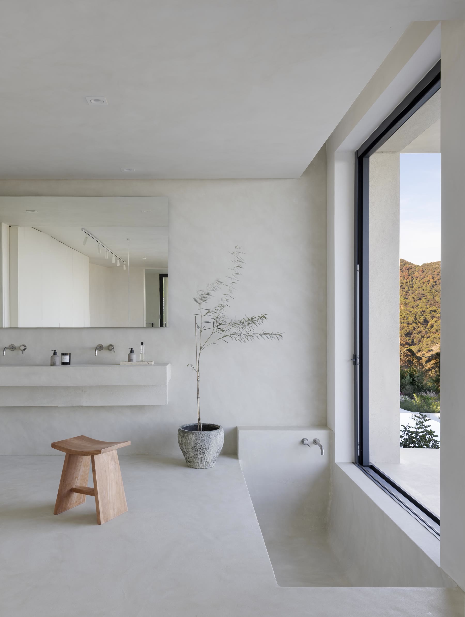 Main bathroom in seamless microcement with floating stone vanity